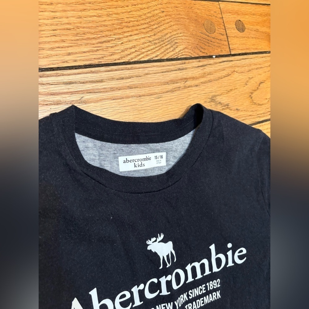 Abercrombie Kids Black T-Shirt with Logo 15/16 - Picture 2 of 2